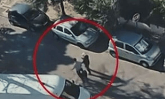 Ελευσίνα: Καρέ - καρέ το μαχαίρωμα του 32χρονου - «Σφάξ'τον» ακούγεται να λέει ο εκ των δραστών