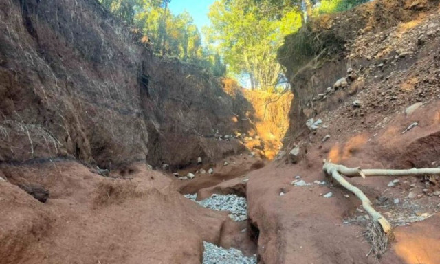 Κρήτη: Οι μεγάλες ποσότητες νερού δημιούργησαν ένα μικρό φαράγγι