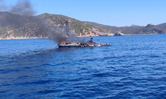 Μυτιλήνη: Ιστιοπλοϊκό βυθίστηκε από φωτιά - Με εγκαύματα απομακρύνθηκε Γερμανός επιβαίνων