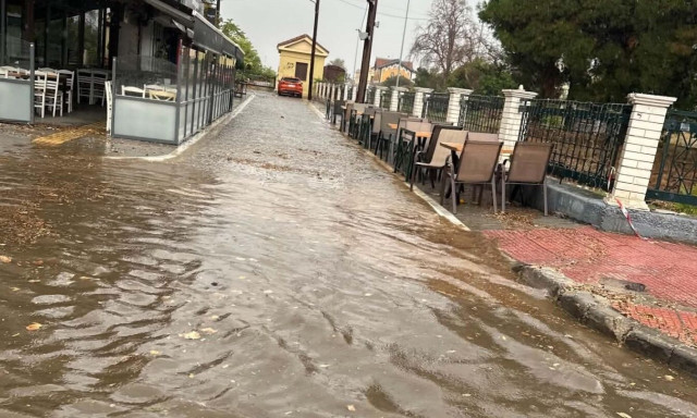 Κακοκαιρία: Σφοδρή βροχόπτωση με χαλάζι στον Βόλο – Ποτάμια οι δρόμοι - Βίντεο