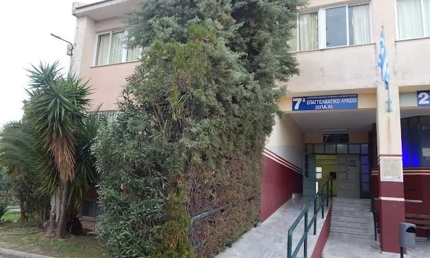 Πάτρα: Μαθητές ΕΠΑΛ κάνουν μάθημα με φακούς κινητών τηλεφώνων - Η απάντηση του δήμου Πατρέων