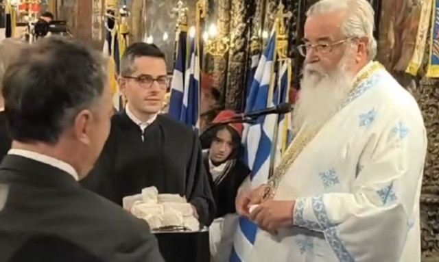 Μητροπολίτης Κοζάνης στο Δήμαρχο την ώρα του αντίδωρου: «Εσύ ποιος είσαι;» - Βίντεο