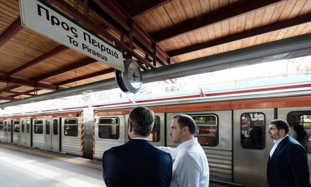 Μητσοτάκης: Η βόλτα του με τον πρώτο ανακατασκευασμένο συρμό του ΗΣΑΠ – Βίντεο και φωτογραφίες