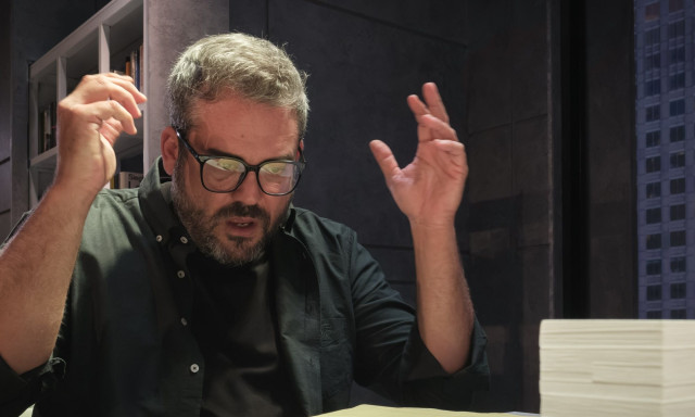«McNeal»: Ο Πυγμαλίων Δαδακαρίδης αντιμέτωπος με την Τεχνητή Νοημοσύνη στη σκηνή του Νέου Ακάδημου