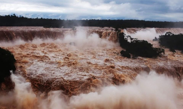 To super El Nino είναι εδώ: Πλημμύρισαν οι καταρράκτες του Ιγκουασού στην Αργεντινή