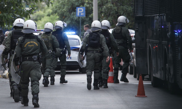 Υπόθεση Marfin: Ένταση στα δικαστήρια με αλληλέγγυους των προφυλακισθέντων - Έπεσαν κρότου-λάμψης