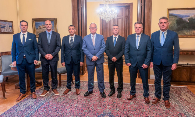 Τασούλας: Συνάντηση με αντιπροσωπεία του Πανελλήνιου Πυροσβεστικού Σώματος στο Προεδρικό Μέγαρο
