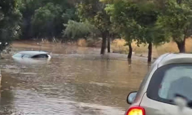Κακοκαιρία: Πλημμύρισαν δρόμοι στη Ρόδο - Απεγκλωβίστηκε γυναίκα από ΙΧ - Εντυπωσιακός υδροστρόβιλος