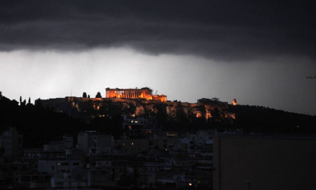 Στο έλεος της κακοκαιρίας η χώρα – Πού υπάρχουν προβλήματα – Ποια σχολεία θα παραμείνουν κλειστά