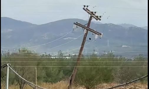 Κακοκαιρία στη Θράκη: Στύλος του ΔΕΔΔΗΕ λυγίζει από τους θυελλώδεις ανέμους στην Κομοτηνή