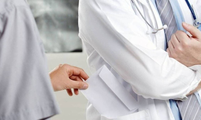 Άρτα: Προσήχθη γιατρός που φέρεται να ζήτησε «φακελάκι» από ηλικιωμένη
