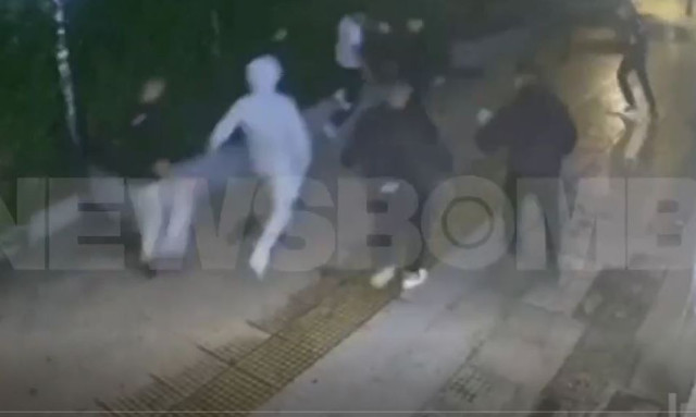 Μεταξουργείο: Η στιγμή της επίθεσης με μαχαίρι σε μαθητή εσπερινού σχολείου
