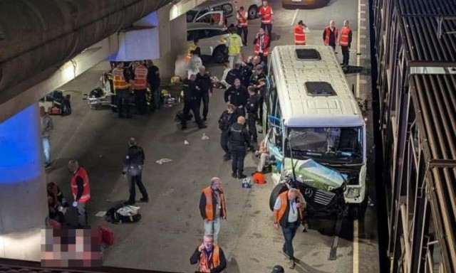 Γαλλία: Σφοδρή σύγκρουση τρένου με αναποδογυρισμένο λεωφορείο στη σήραγγα της Μάγχης - 19 τραυματίες