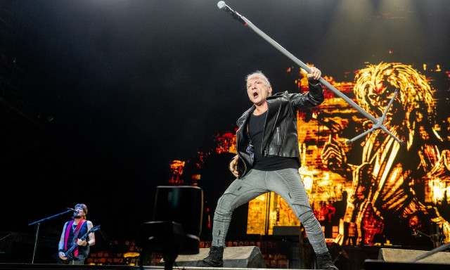 Iron Maiden: Ο Bruce Dickinson τραγούδησε στο Εκουαδόρ πίσω από τη σκηνή λόγω των καπνογόνων