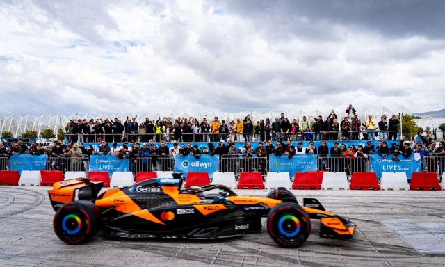 Τα πιο δυνατά καρέ του showrun με τη McLaren MCL60 και τη McLaren MP4/6 του Ayrton Senna