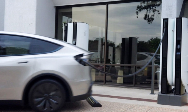 Tesla: Μπορείς πλέον να φύγεις από Supercharger χωρίς να βγάλεις το καλώδιο