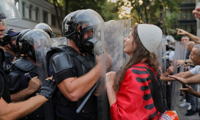 Πεδίο μάχης τα Τίρανα: Τέταρτη μέρα εξέγερσης των φοιτητών, ζητούν παραίτηση Ράμα