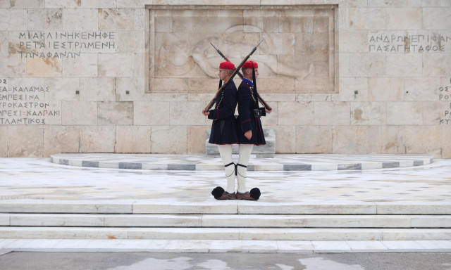 Αλλάζει πρόσωπο ο Άγνωστος Στρατιώτης: Μάρμαρο αντί για άσφαλτο μπροστά από το μνημείο