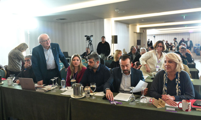 ΚΕ ΣΥΡΙΖΑ: Συνέδριο και εκλογή νέου προέδρου προτείνει ο Πολάκης - Σε εξέλιξη η ψηφοφορία