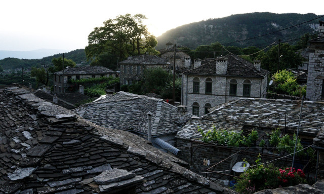 Στους πρόποδες των κορυφών: 4 ορεινοί προορισμοί για τα πιο ζεστά φθινοπωρινά και χειμερινά τριήμερα