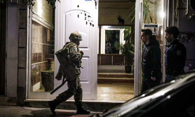 Συναγερμός στη Νίκαια: Εντοπίστηκαν χειροβομβίδες και όπλο σε δώμα ταράτσας, επί τόπου το ΤΕΝΞ