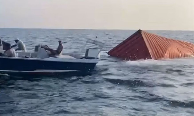 Απίστευτες εικόνες στα στενά του Ορμούζ: Ιρανοί... ψαρεύουν iPhone και αρώματα από κοντέινερ