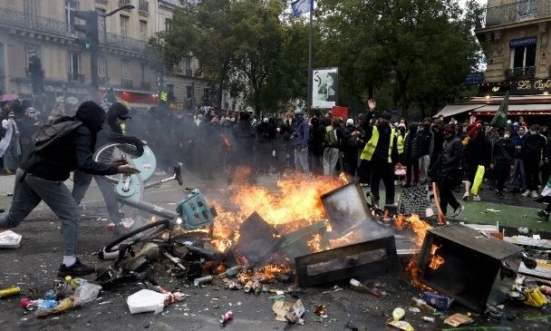 Νύχτα αγωνίας για νέο κύκλο επεισοδίων στη Γαλλία - Πού απαγορεύτηκε η κυκλοφορία