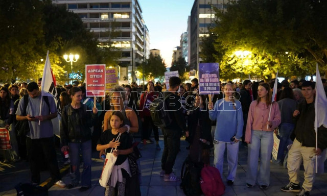 Σύνταγμα: Έστησαν σκηνές οι φοιτητές - Κρατούν πλακάτ για δωρεάν σίτιση και στεγαστικό επίδομα