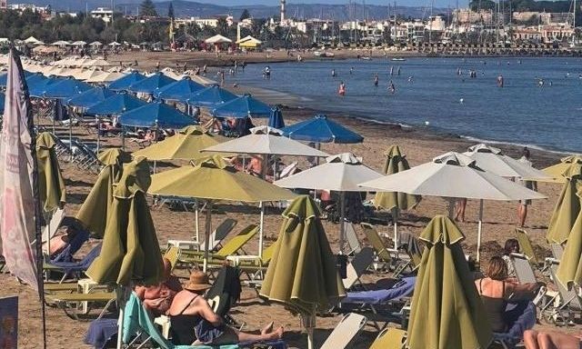 Ρέθυμνο: Ο Οκτώβρης θυμίζει Αύγουστο – Τουρίστες απολαμβάνουν ήλιο και θάλασσα