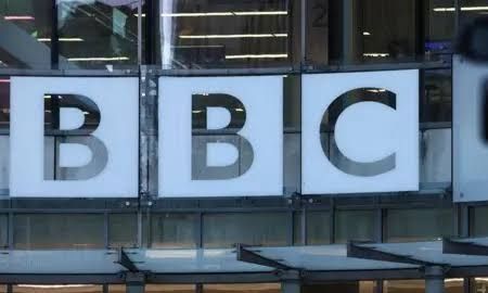 BBC: Λουκέτο σε δύο τηλεοπτικά κανάλια και έναν ραδιοφωνικό σταθμό - Περικοπές 2.000 θέσεων εργασίας