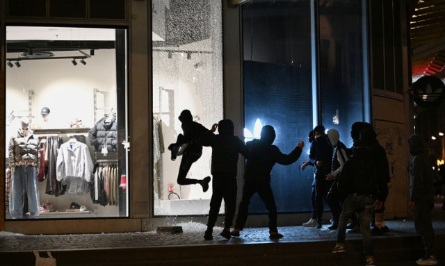 Ποιοι είναι οι «Black Bloc», που ηγήθηκαν του χάους και των λεηλασιών στη Γαλλία