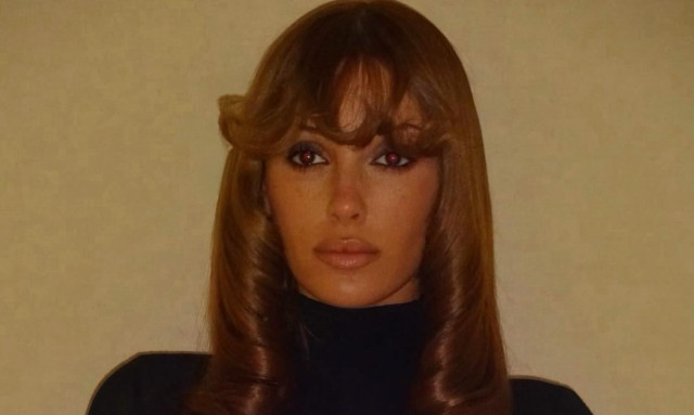 Μπιάνκα Σενσόρι: Πόζαρε με αέρα ντίβας των '70s και σχεδόν γυμνή - Η νέα αποκαλυπτική φωτογράφιση