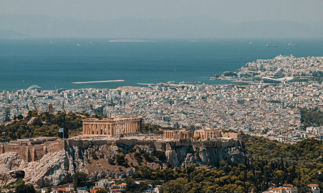 «Οι άνθρωποι εδώ γίνονται νεότεροι, αντί να μεγαλώνουν» -Τουριστική καμπάνια της Περιφέρειας Αττικής
