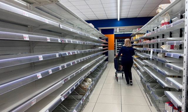 Άδεια τα ράφια των σούπερ μάρκετ στην Ιταλία: Ελλείψεις σε ζυμαρικά, κρέατα και καύσιμα