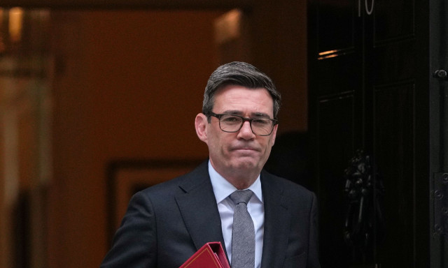 «Εφοδιαστείτε με κονσέρβες και εμφιαλωμένο νερό»: Ανησυχητικές συμβουλές του Βρετανού πρωθυπουργού