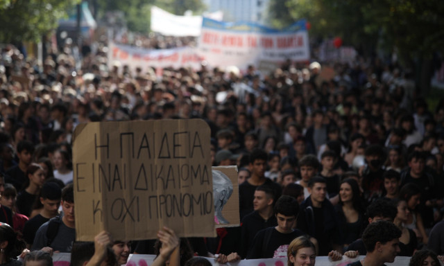 Μαθητές και φοιτητές στους δρόμους: Η εκπαίδευση γίνεται ολοένα και πιο δύσκολη για τους πολλούς