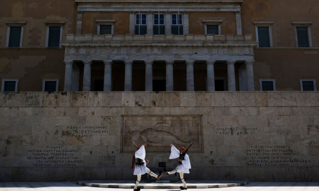 Δημοσκοπήσεις: Η κοινωνία δυσανασχετεί, αλλά δεν ψηφίζει με θυμό – Το πλεονέκτημα Μητσοτάκη