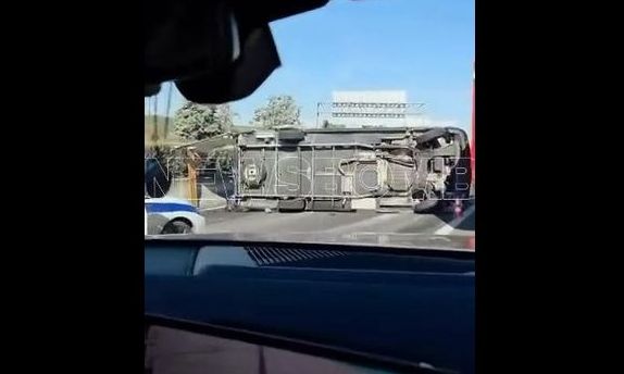 Ανατροπή τροχόσπιτου στην Αθηνών - Λαμίας: Σώα οικογένεια με ένα 10χρονο παιδί - Δείτε βίντεο