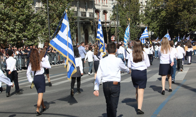 Καιρός 28ης Οκτωβρίου: Πού αναμένονται βροχές και πώς θα γίνει η παρέλαση – Τι δείχνουν τα μοντέλα