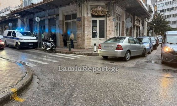 Λαμία: Τροχαίο σε διασταύρωση στο κέντρο της πόλης - Υλικές ζημιές σε 4 αυτοκίνητα