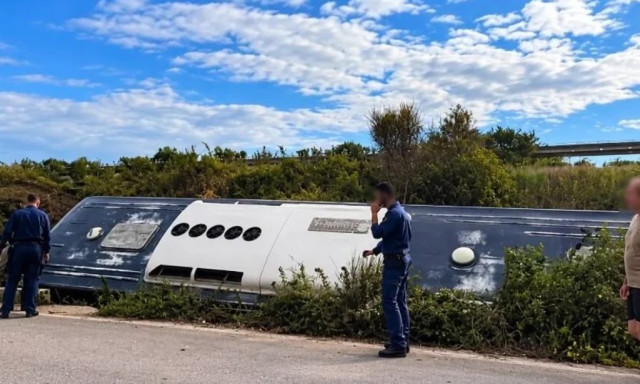Τροχαίο σε παράδρομο της Ιονίας Οδού με πούλμαν που μετέφερε δόκιμους του Πολεμικού Ναυτικού