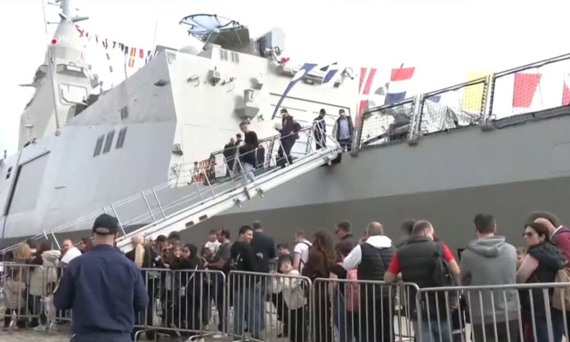 Εβδομάδα παρελάσεων και πατριωτικής περηφάνιας, Τα ‘ριξε ο Καραμανλής, Σαν έτοιμη από καιρό η Νίνα