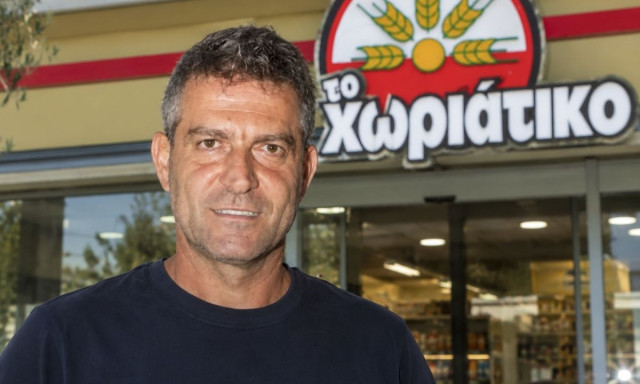 Ο βίος του Mr «Χωριάτικο»: Πώς νοίκιαζε μαγαζιά στον Γιαλό, η ιστορία της Spilias και το νερό με €8