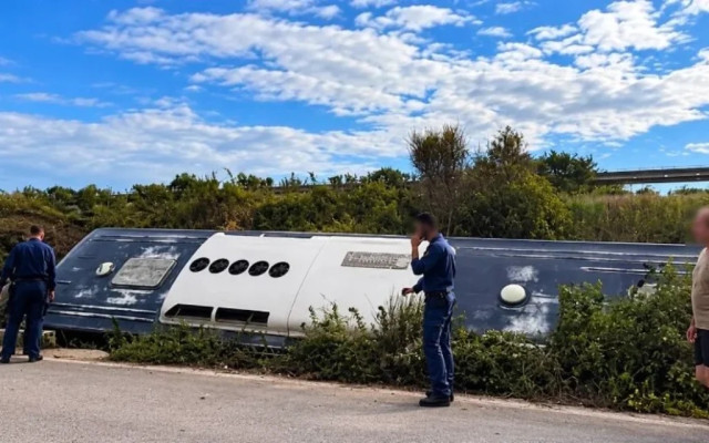 Σοβαρό τροχαίο στην Ιόνια Οδό - Στο νοσοκομείο 13 δόκιμοι υπαξιωματικοί του Πολεμικού Ναυτικού