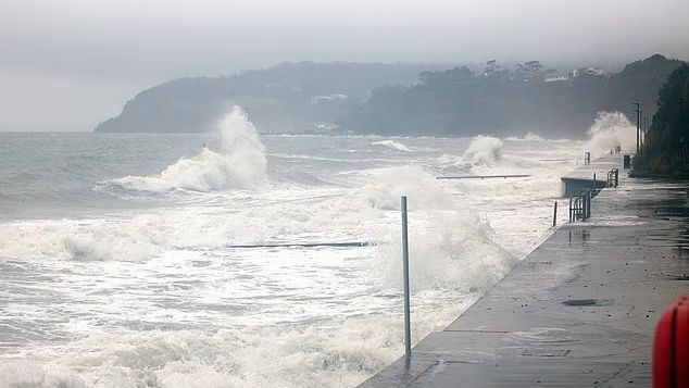 Βρετανία: Την παρέσυρε τεράστιο κύμα ενώ έβγαζε βόλτα το κατοικίδιό της στην παραλία