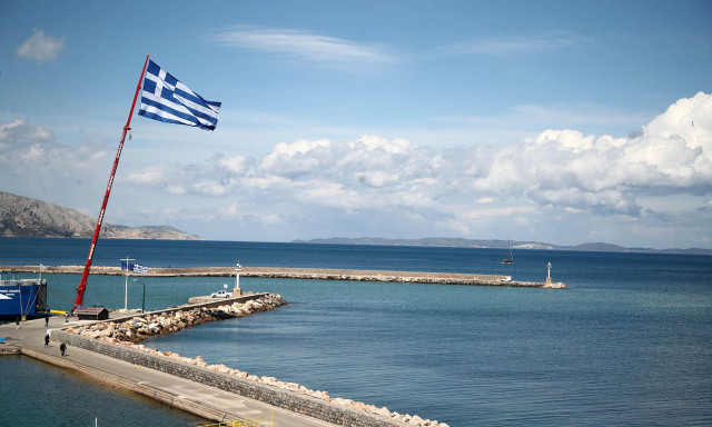 28η Οκτωβρίου: Υψώθηκε στο λιμάνι της Χίου η εμβληματική Ελληνική Σημαία των 150 τετραγωνικών μέτρων