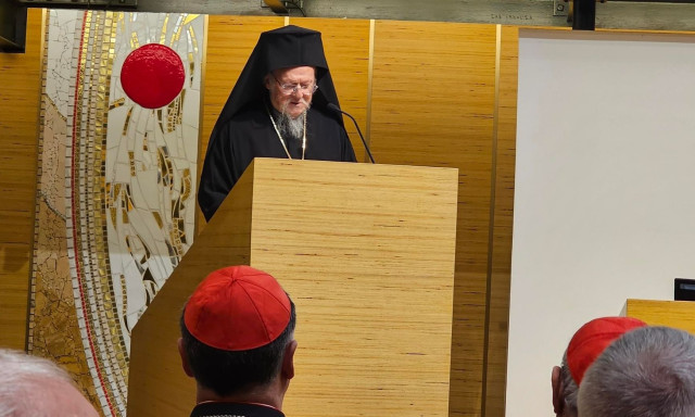 Ο Οικουμενικός Πατριάρχης Βαρθολομαίος προσευχήθηκε στον τάφο του πάπα Φραγκίσκου