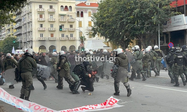 Επεισόδια και χημικά στο κέντρο της Θεσσαλονίκης μεταξύ διαδηλωτών και ΜΑΤ – Δείτε βίντεο