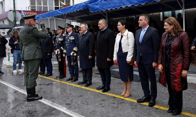 Δημήτρης Κουρέτας: Viral η φωτογραφία του από την παρέλαση με τους επίσημους να στέκονται στη βροχή