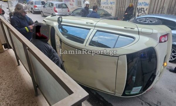 Λαμία: Σοβαρό τροχαίο στο κέντρο της πόλης - Τούμπαρε αυτοκίνητο στην οδό Μακροπούλου